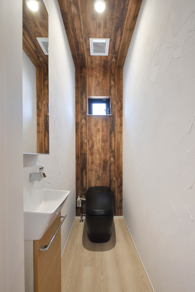 Источник вдохновения для домашнего уюта: туалет в стиле модернизм с плоскими фасадами, фасадами цвета дерева среднего тона, белыми стенами и бежевым полом