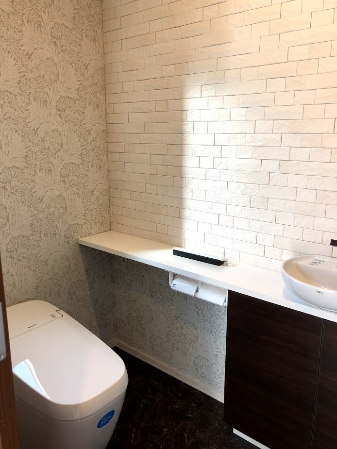 Пример оригинального дизайна: туалет среднего размера в стиле модернизм с серыми стенами, полом из фанеры и коричневым полом