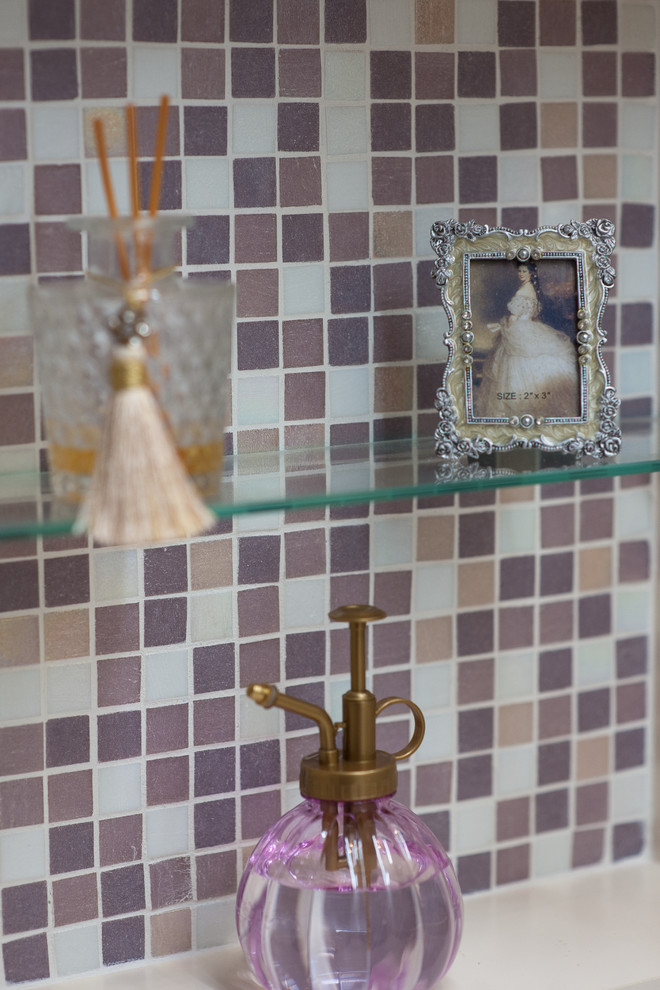 Esempio di un piccolo bagno di servizio shabby-chic style con consolle stile comò, ante bianche, piastrelle rosa, piastrelle di vetro, pareti rosa, pavimento in vinile, lavabo sottopiano, top in superficie solida e pavimento beige
