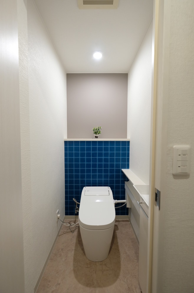 Immagine di un bagno di servizio moderno con pareti multicolore e pavimento beige