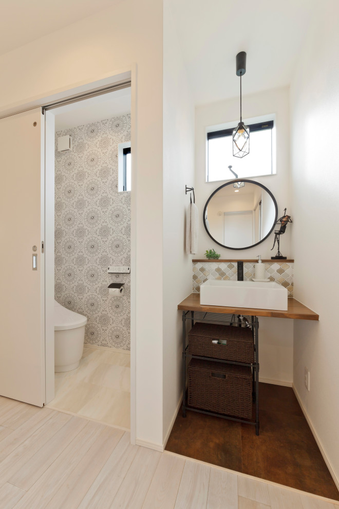 Cette photo montre un WC et toilettes avec WC à poser, parquet clair, un sol blanc, un plafond en lambris de bois et du lambris de bois.