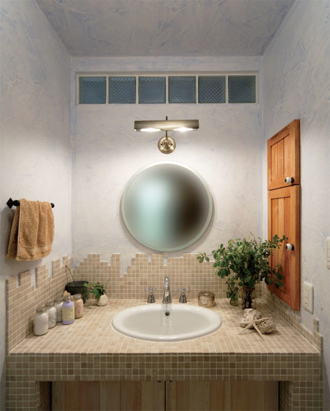 Idee per un bagno di servizio minimalista