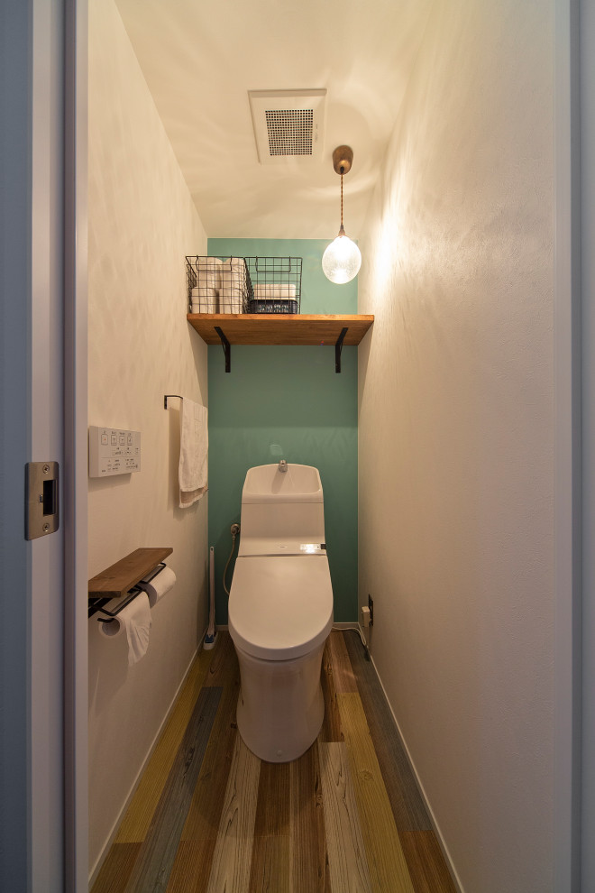 Kleine Moderne Gästetoilette mit Kassettenfronten, braunen Schränken, Toilette mit Aufsatzspülkasten, weißen Fliesen, Schieferfliesen, weißer Wandfarbe, integriertem Waschbecken, braunem Boden und weißer Waschtischplatte in Sonstige