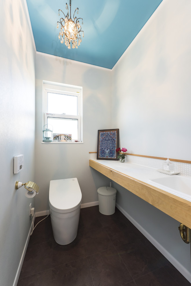 Источник вдохновения для домашнего уюта: туалет в морском стиле с темным паркетным полом и коричневым полом