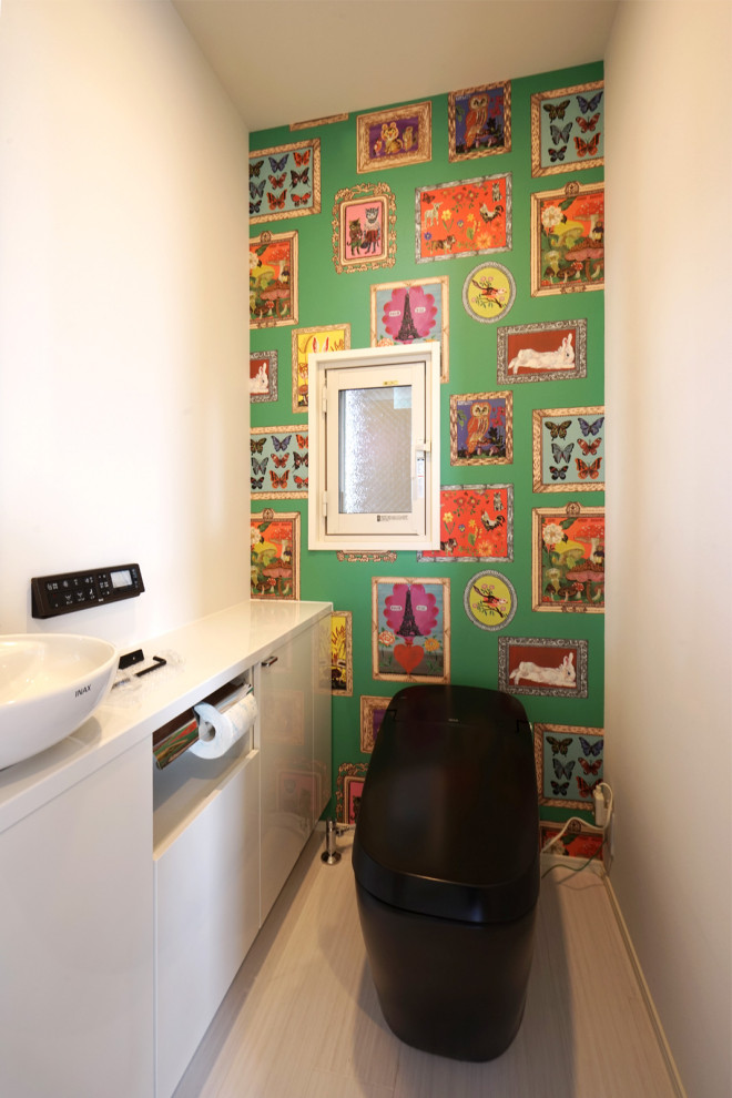 Idées déco pour un WC et toilettes moderne de taille moyenne avec un plafond en papier peint, du papier peint, un mur vert et un sol blanc.
