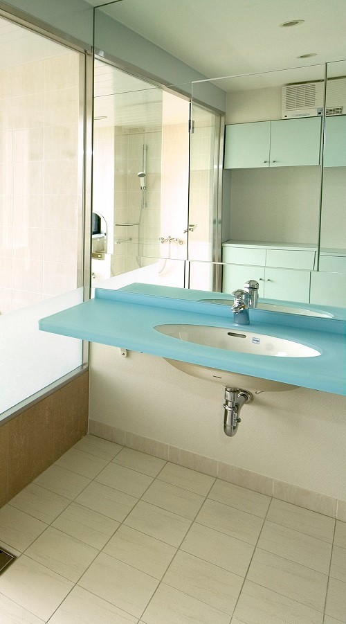 Inspiration för små moderna blått toaletter, med klinkergolv i porslin och beiget golv