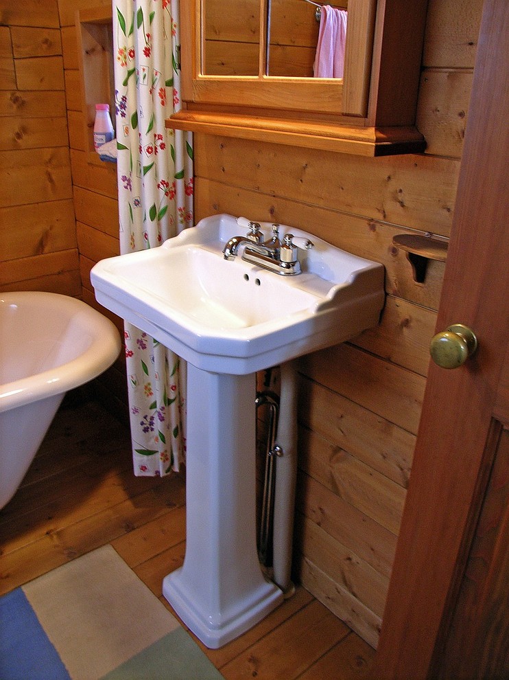 Пример оригинального дизайна: туалет в стиле кантри