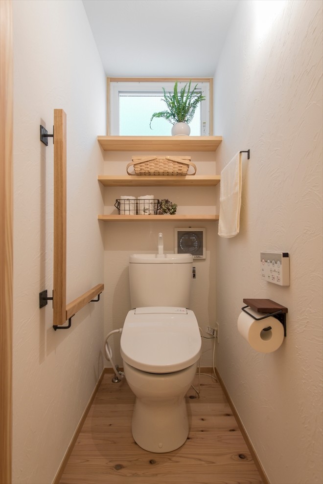 横浜にある北欧スタイルのおしゃれなトイレ・洗面所 (オープンシェルフ、白い壁、淡色無垢フローリング、ベージュの床) の写真