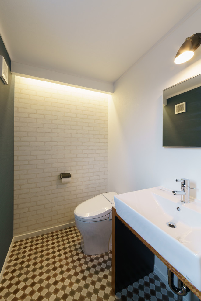 他の地域にあるミッドセンチュリースタイルのおしゃれなトイレ・洗面所 (マルチカラーの壁、ベッセル式洗面器、マルチカラーの床) の写真