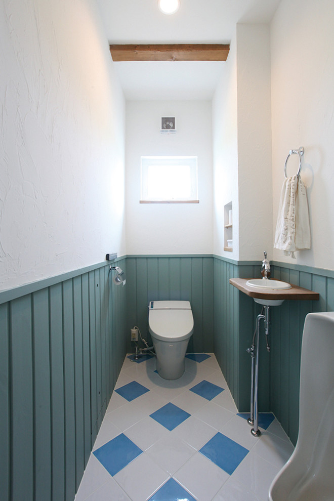 На фото: туалет в морском стиле с накладной раковиной и разноцветным полом