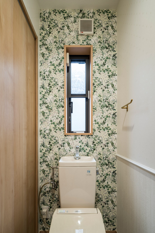 Idéer för att renovera ett litet funkis toalett, med flerfärgade väggar och grått golv