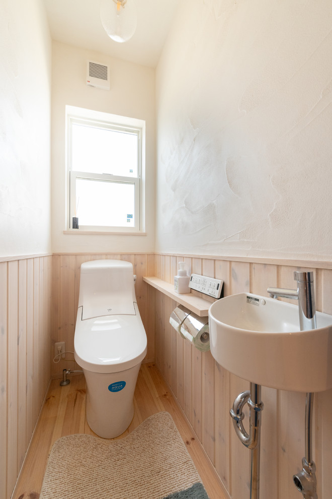 他の地域にあるモダンスタイルのおしゃれなトイレ・洗面所 (白い壁、無垢フローリング、マルチカラーの床) の写真