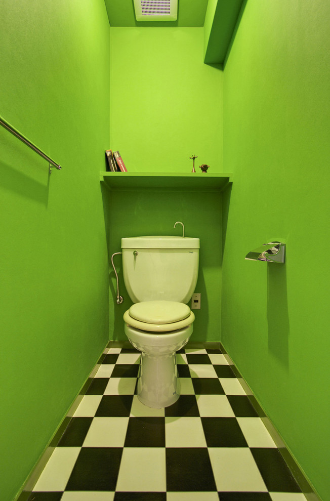 福岡にあるコンテンポラリースタイルのおしゃれなトイレ・洗面所 (緑の壁、分離型トイレ) の写真