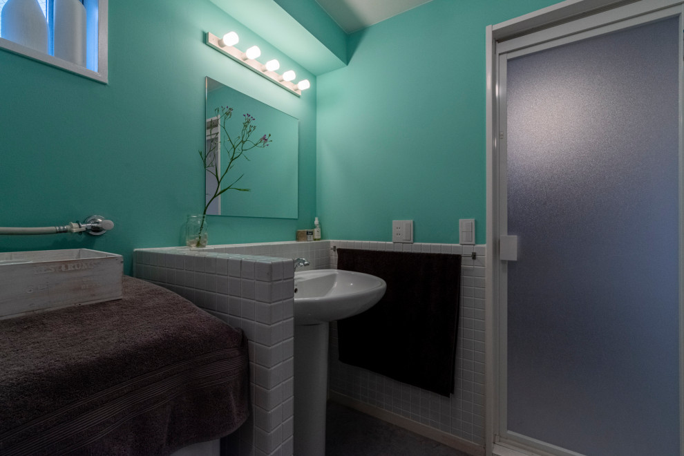 Foto på ett mellanstort funkis toalett, med vit kakel, gröna väggar och grått golv