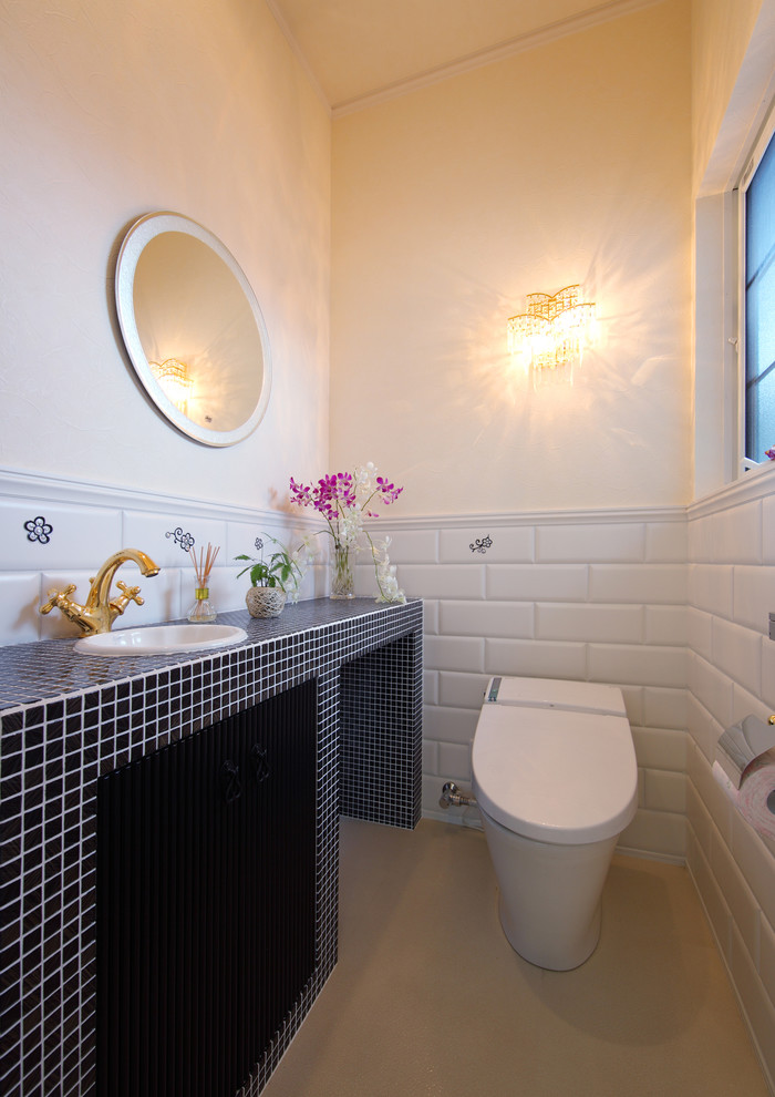 Mediterrane Gästetoilette mit weißer Wandfarbe, Einbauwaschbecken und beigem Boden in Yokohama