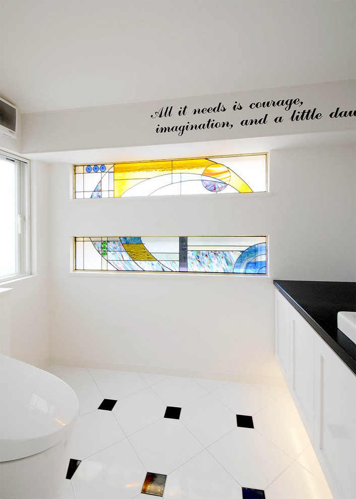Immagine di un bagno di servizio vittoriano con ante bianche, WC monopezzo, piastrelle bianche, pareti bianche, lavabo sottopiano, top in rame, pavimento bianco e top nero