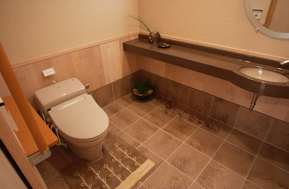Свежая идея для дизайна: туалет с унитазом-моноблоком - отличное фото интерьера
