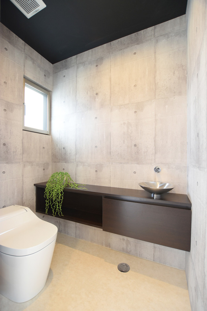 Esempio di un bagno di servizio moderno con ante in legno bruno, pareti grigie, lavabo a bacinella e pavimento giallo