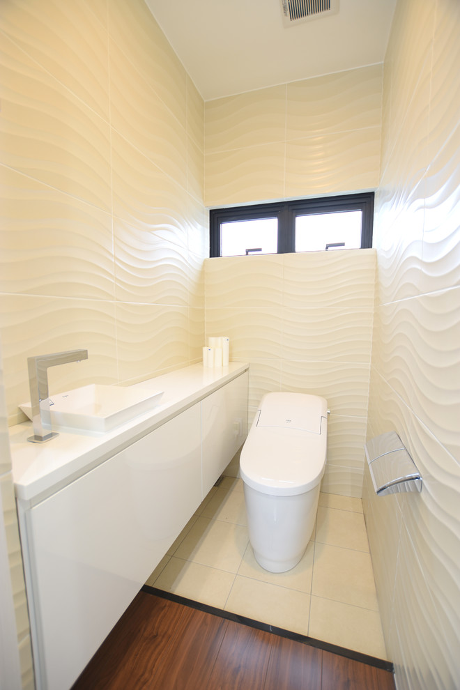 Idee per un bagno di servizio moderno con ante bianche, piastrelle beige, piastrelle in gres porcellanato, pavimento beige, pareti beige, lavabo a bacinella, top bianco e ante lisce