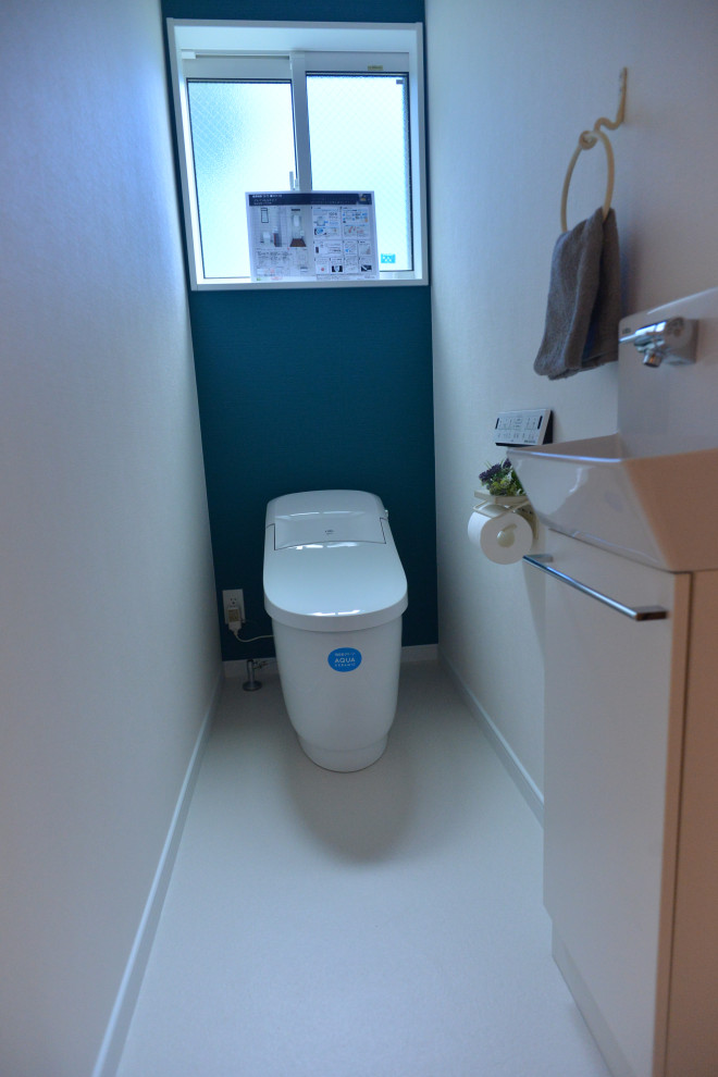 Skandinavische Gästetoilette mit Toilette mit Aufsatzspülkasten, grauem Boden, Tapetendecke und Tapetenwänden in Sonstige