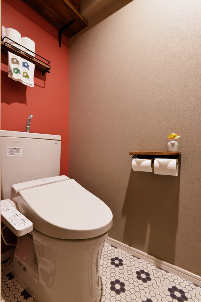 Пример оригинального дизайна: туалет в восточном стиле с разноцветными стенами и разноцветным полом