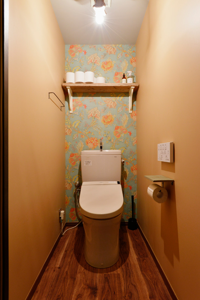 東京都下にあるインダストリアルスタイルのおしゃれなトイレ・洗面所の写真