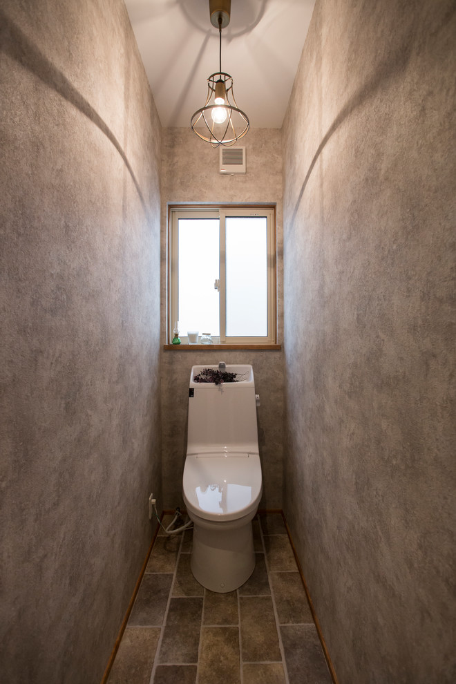 На фото: маленький туалет в скандинавском стиле с серыми стенами и коричневым полом для на участке и в саду с