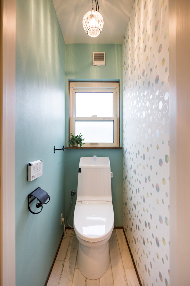 Inspiration pour un WC et toilettes nordique avec un mur bleu.