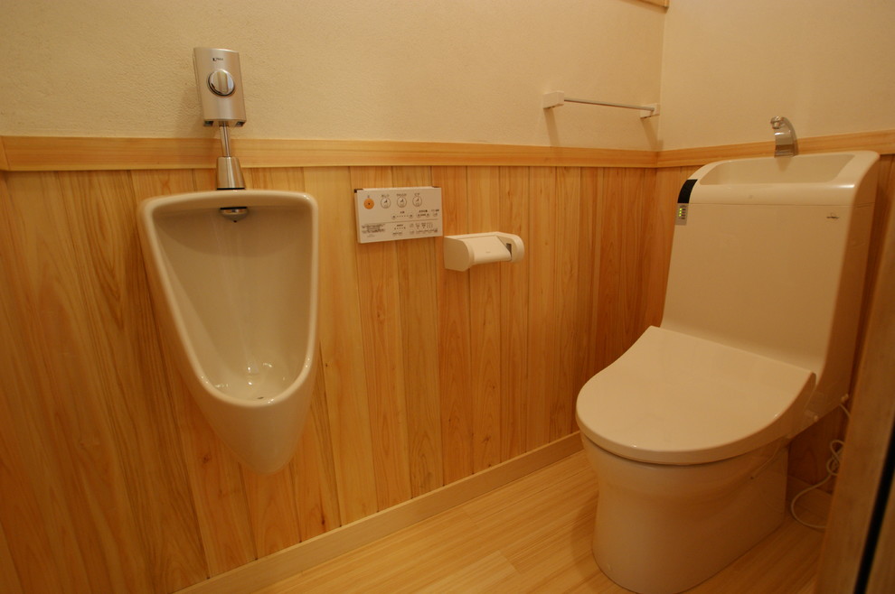 他の地域にあるおしゃれなトイレ・洗面所 (分離型トイレ、白い壁、壁付け型シンク) の写真