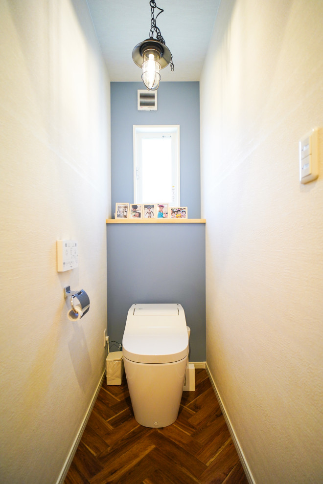 Cette photo montre un WC et toilettes moderne de taille moyenne avec WC à poser, un mur blanc, un sol en vinyl, un plafond en papier peint et du papier peint.
