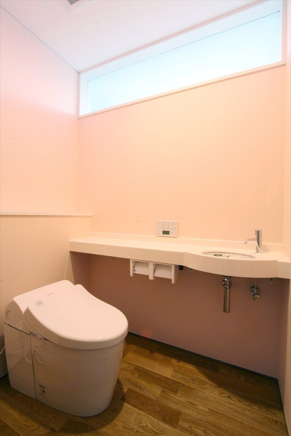 横浜にあるおしゃれなトイレ・洗面所の写真