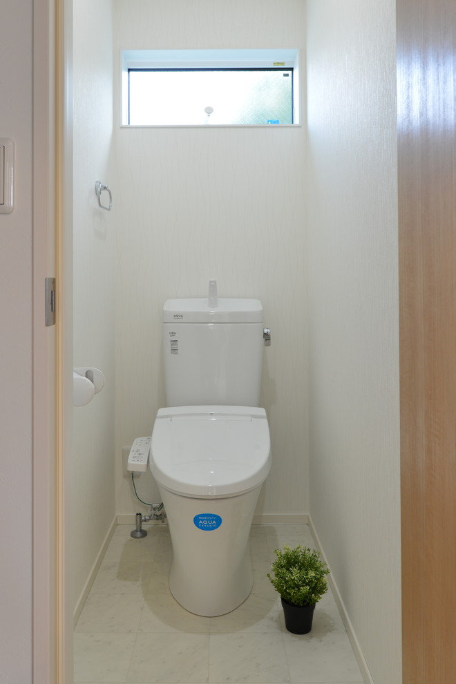 This is an example of a contemporary cloakroom in Yokohama.
