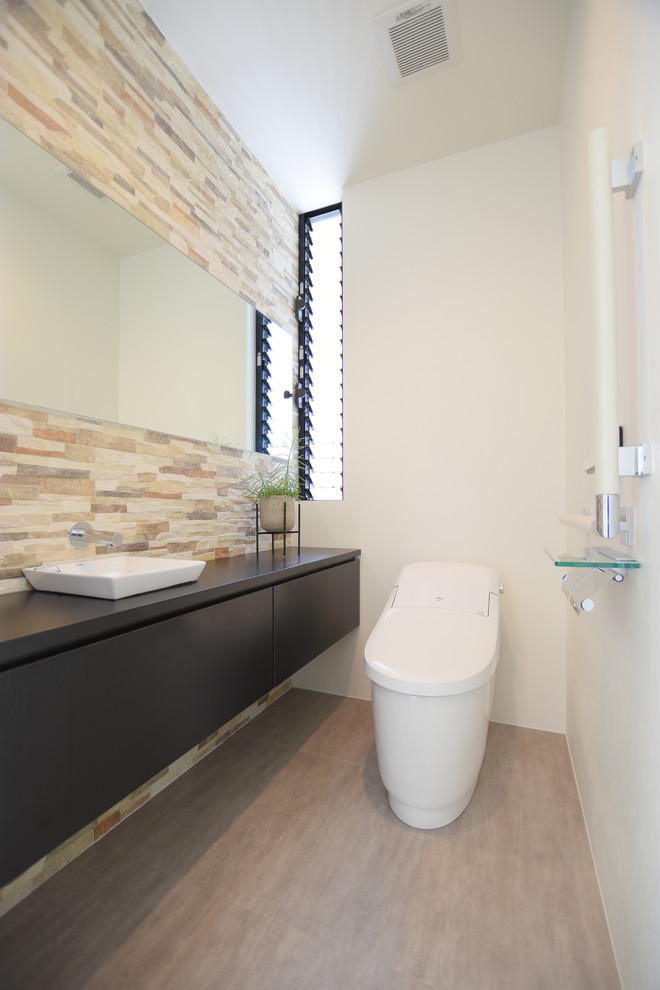 Esempio di un bagno di servizio moderno con ante marroni, piastrelle beige, piastrelle in gres porcellanato, pareti bianche, pavimento in vinile e pavimento grigio