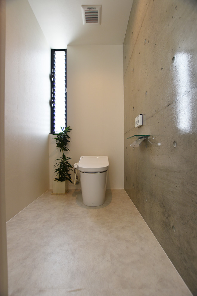 他の地域にあるモダンスタイルのおしゃれなトイレ・洗面所 (白い壁、クッションフロア、白い床) の写真