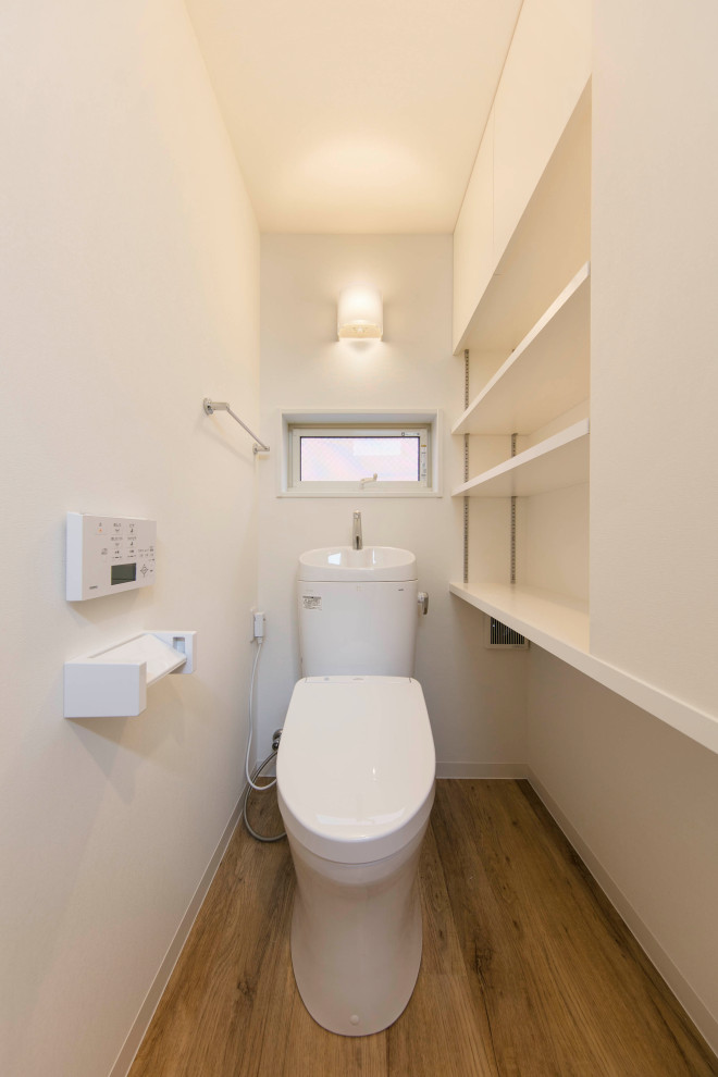 Inspiration för mellanstora skandinaviska vitt toaletter, med luckor med profilerade fronter, vita skåp, en toalettstol med hel cisternkåpa, flerfärgad kakel, mosaik, lila väggar, mellanmörkt trägolv, ett undermonterad handfat och bänkskiva i kvarts