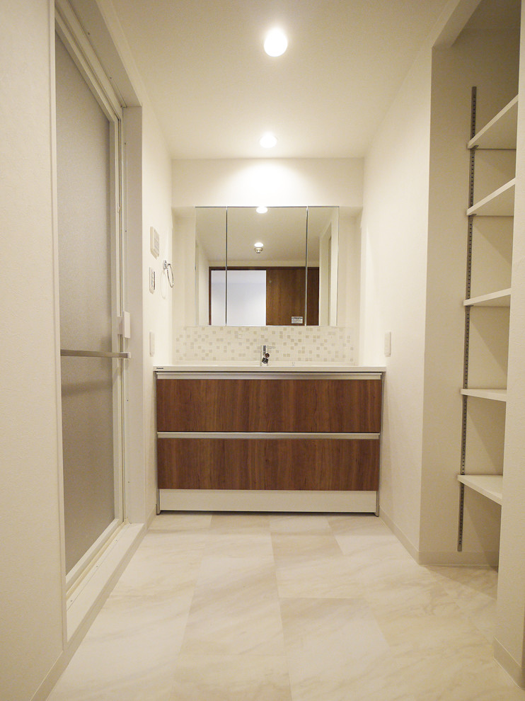 Idee per un bagno di servizio moderno con ante in legno bruno, pareti bianche e pavimento con piastrelle in ceramica