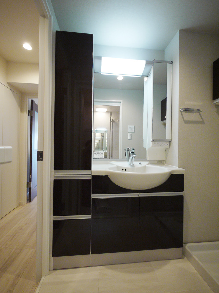 На фото: туалет в стиле неоклассика (современная классика) с белыми стенами, полом из керамической плитки и бежевым полом с