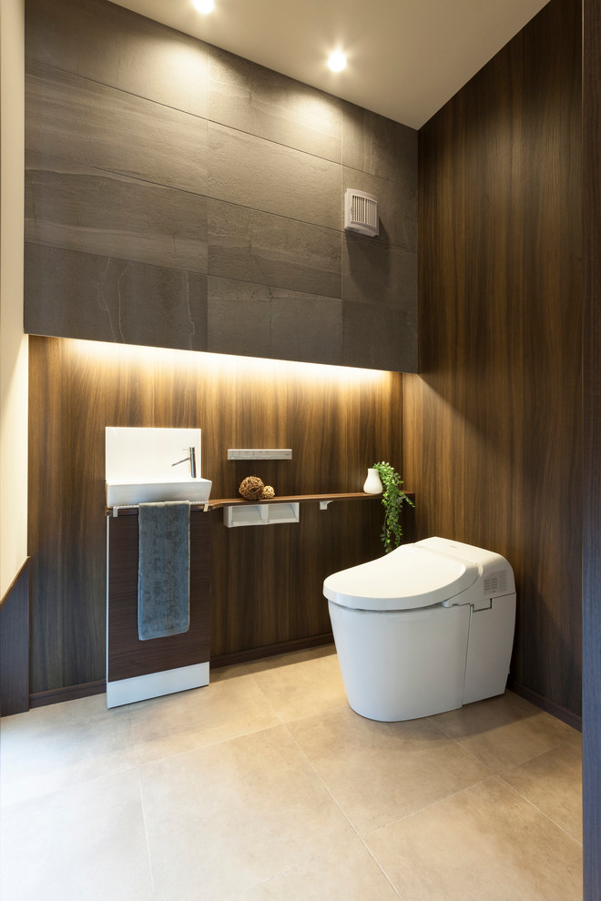 На фото: большой туалет в стиле ретро с коричневыми стенами и бежевым полом с