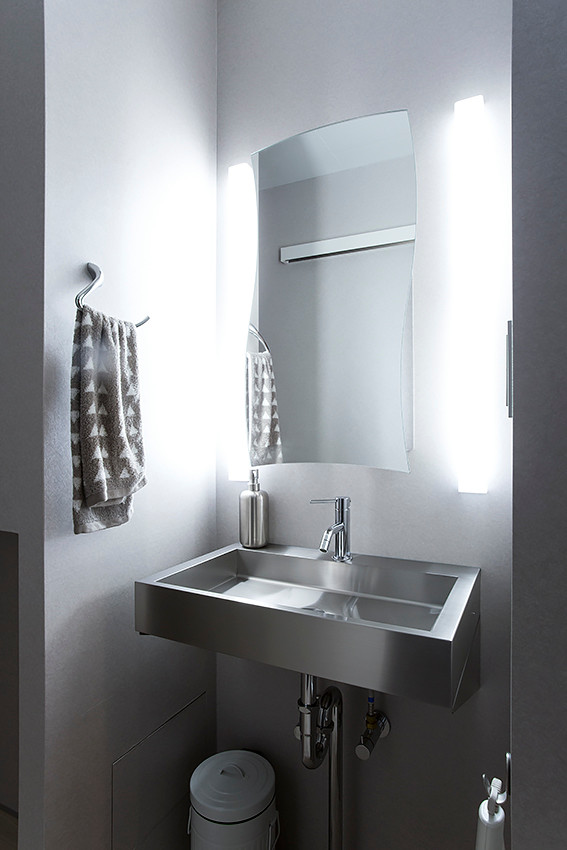 Réalisation d'un petit WC et toilettes design avec un mur gris, un sol en vinyl, un plan de toilette en acier inoxydable, un sol gris et un plan de toilette gris.