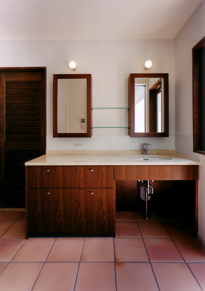 Свежая идея для дизайна: туалет в стиле модернизм - отличное фото интерьера