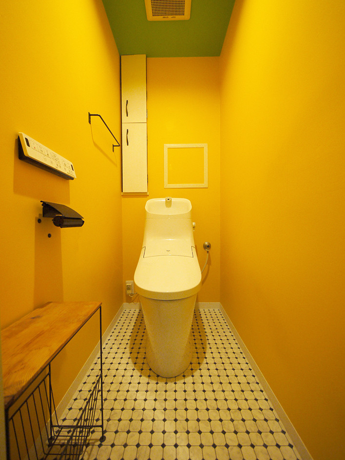 Стильный дизайн: туалет в средиземноморском стиле с унитазом-моноблоком, желтыми стенами, полом из винила и белым полом - последний тренд