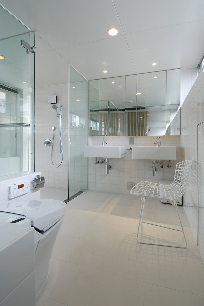 東京23区にあるモダンスタイルのおしゃれな浴室 (白い壁、壁付け型シンク、白い床) の写真