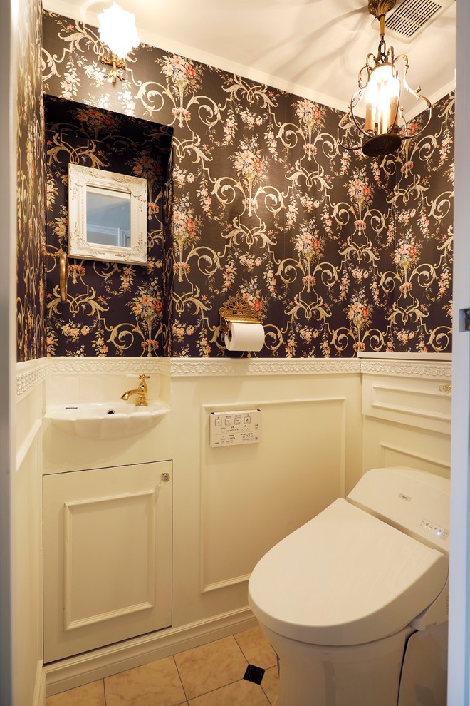 Ispirazione per un bagno di servizio classico con pareti bianche, pavimento in terracotta, lavabo sospeso e pavimento beige