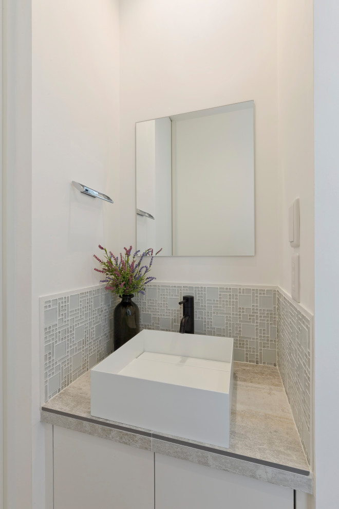 Esempio di un bagno di servizio con ante bianche, piastrelle bianche, piastrelle di vetro, pareti bianche, top bianco, soffitto in carta da parati e pareti in perlinato