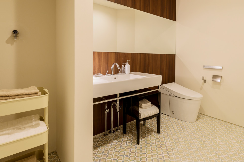 Exempel på ett stort modernt toalett, med vita väggar, ett piedestal handfat och flerfärgat golv