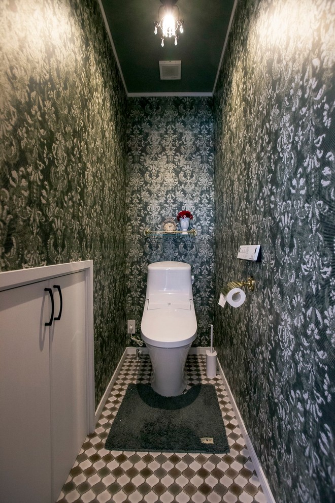 На фото: туалет в викторианском стиле с унитазом-моноблоком, разноцветными стенами и разноцветным полом с