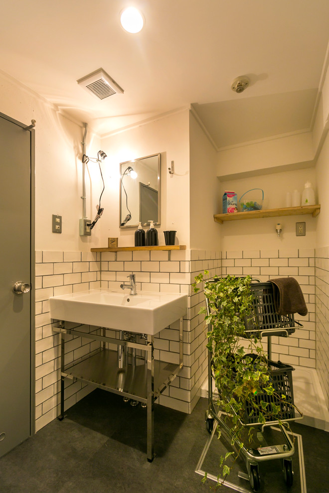 他の地域にあるインダストリアルスタイルのおしゃれなトイレ・洗面所 (オープンシェルフ、白い壁、コンソール型シンク、グレーの床) の写真