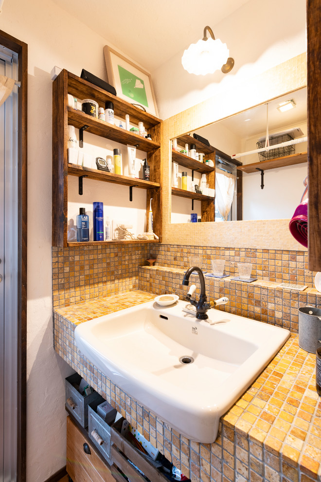 Kleine Nordische Gästetoilette mit Toilette mit Aufsatzspülkasten, beigen Fliesen, Steinfliesen, weißer Wandfarbe, hellem Holzboden, Unterbauwaschbecken, Travertin-Waschtisch, braunem Boden und beiger Waschtischplatte in Fukuoka