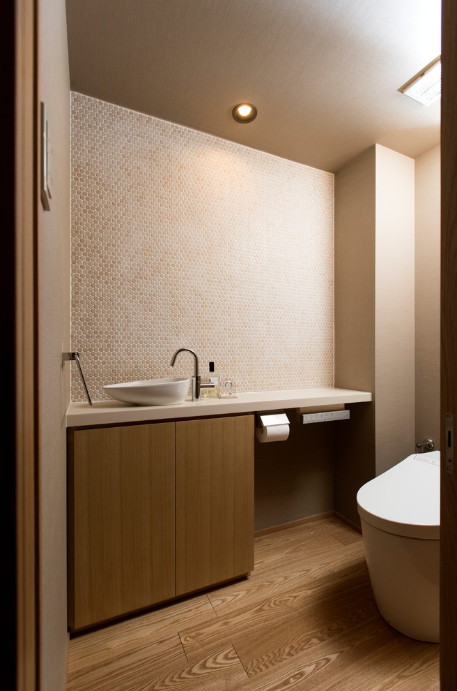 Cette image montre un WC et toilettes minimaliste avec un sol en carrelage de céramique.