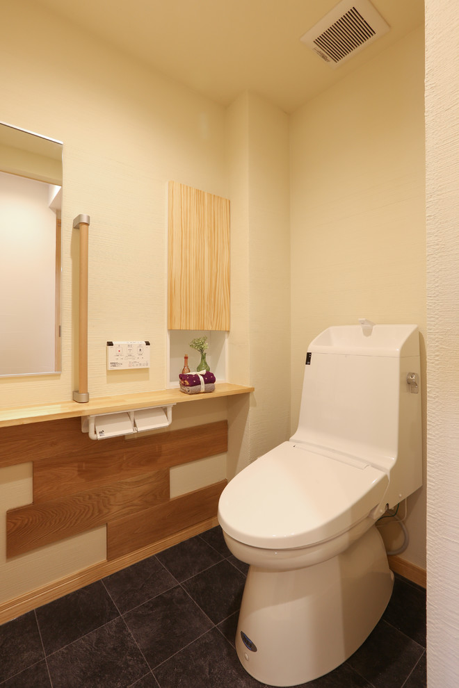 Landhaus Gästetoilette mit Toilette mit Aufsatzspülkasten, weißer Wandfarbe, Vinylboden und schwarzem Boden in Sonstige